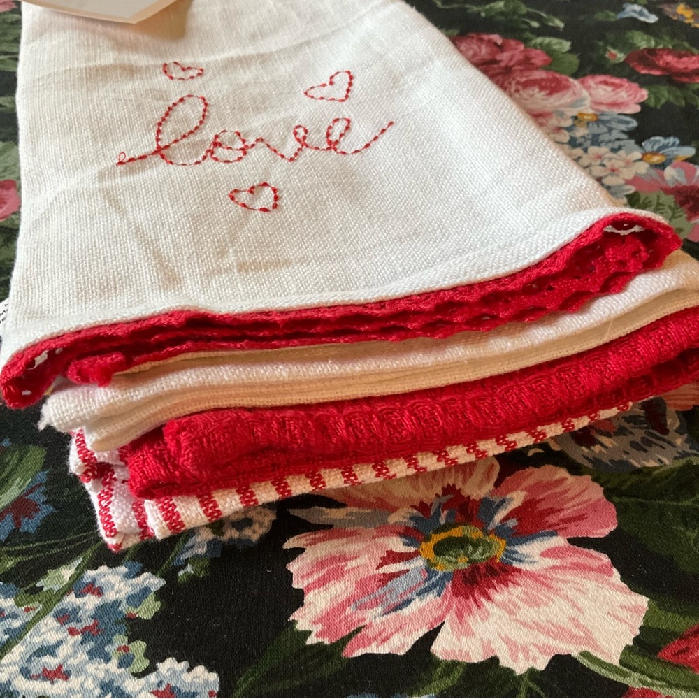 CUPCAKES & CASHMERE Kitchen Towel Set of 4 Valentine’s Day Love Theme Red Cream